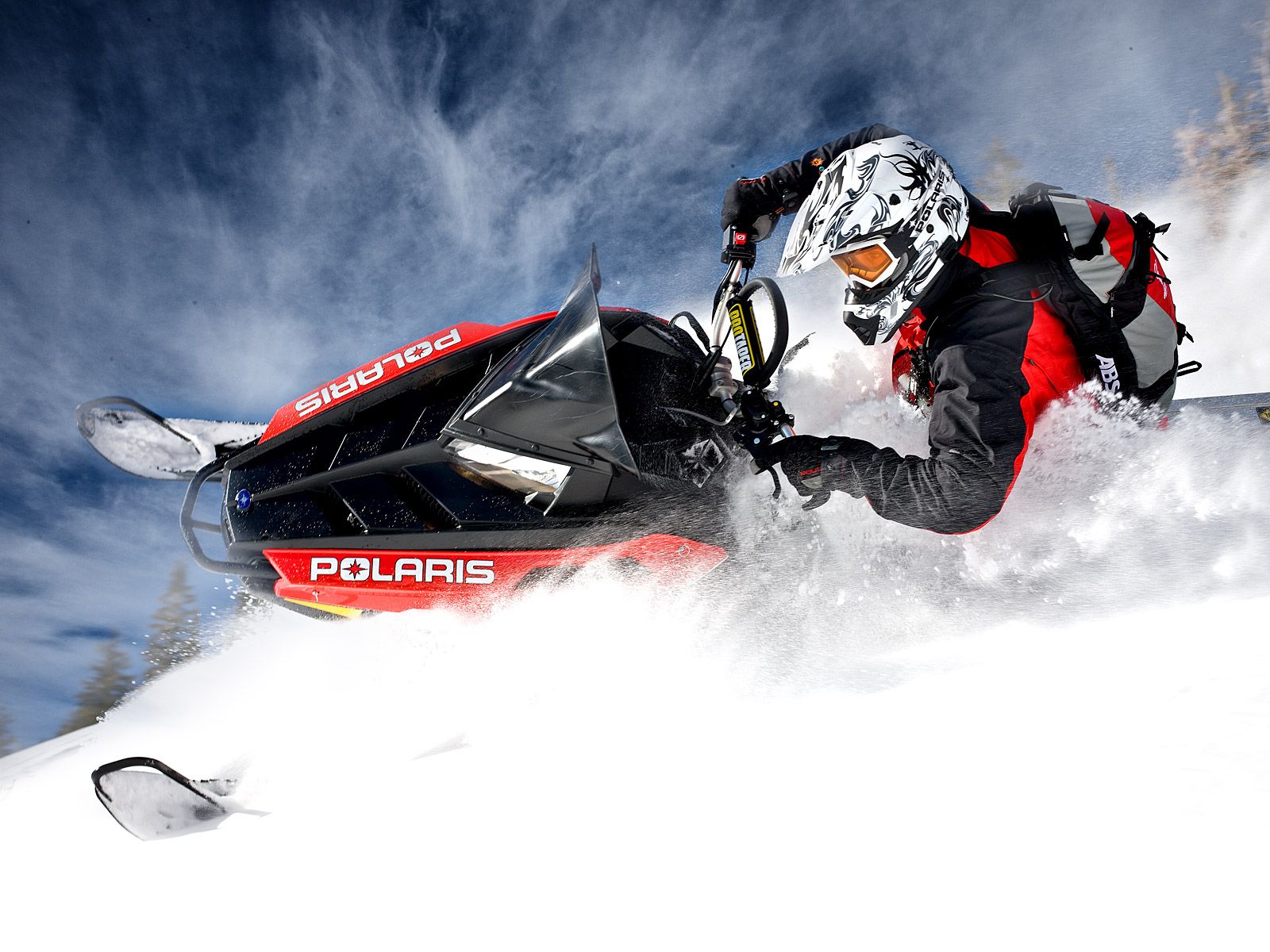 Motoneige Polaris en action dans la neige
